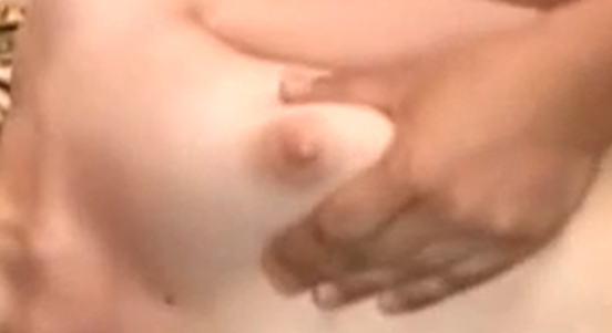 バックから挿入されたまま陥没乳首を絞り出される女　拡大