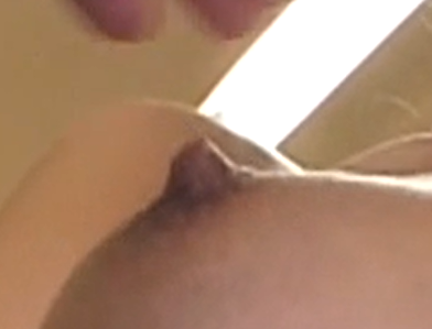 さらに勃起した夏川未来の乳首　拡大