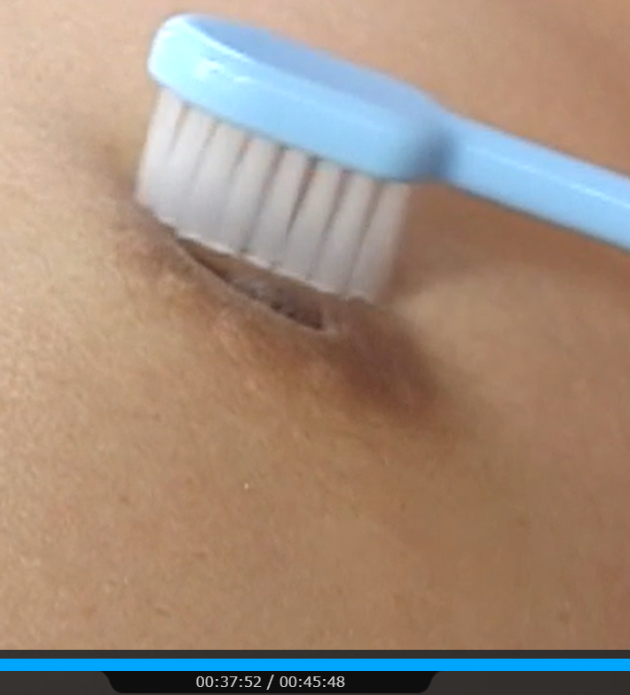 歯ブラシで刺激される和希裕子の乳首