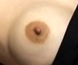 仰向けの三国淳子の左乳首