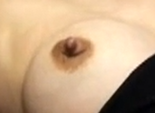 勃起した三国淳子の乳首　拡大